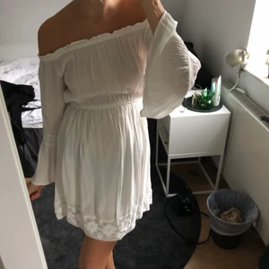 Vit strandklänning BikBok - Vit offshoulder strandklänning från BikBok