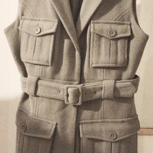 Varm & snygg ärmlös väst - Säljer nu min favoritväst eftersom den förblivit oanvänd. 