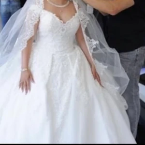 Brudklänning  - Nu säljer jag min brudklänning som är i mycket bra skick, märket är Pronovia och är ett väldigt känt märke. Klänningen köpte jag komplett för 25.000 kr men jag vill ha 13.500kr priset kan även diskuteras vid en snabb och smidig affär. Fångar det intresset så tveka inte att höra av er vid fler frågor!