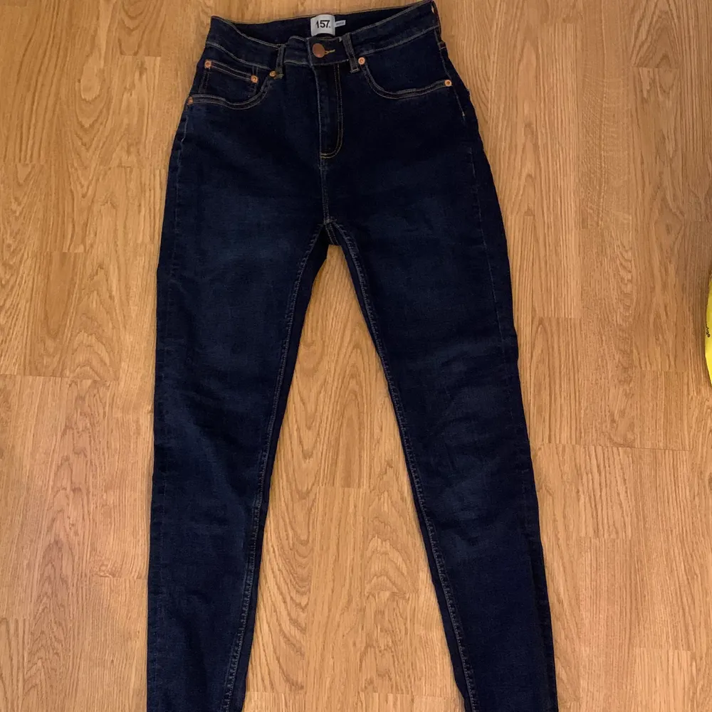 Mörkblåa jeans från lager 157 i stl M. Använda Max 10 gånger.  Köparen står för frakten . Jeans & Byxor.