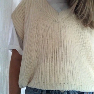 Väst - Säljer denna super fina och sköna väst ifrån GinaTricot!! Använd 3 ggr. Stl S men är lite oversized så den passar både M och L!! 