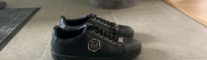 Philipp Plein sneakers skor  - Passar mig som har storlek 43. Några fläckar, går nog att få bort, därav priset. Äkta läder, Made In Italy