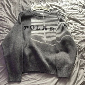Polar crewneck - Väldigt varm och skön tjock stickad Polar tröja. Köpte denna tröja i somras då den inte kom till användning över huvudtaget, den är inte riktigt min stil och därför är det dags att sälja den! Tröjan är använd 2 gånger och 10/10 condition, som ny!