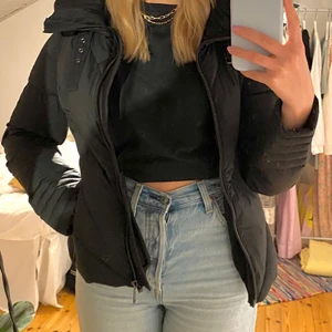 Tommy Hilfiger, storlek S - Höst/vinter jacka. Väldigt bra skick. Jackan är 90% dun och 10% fjäder. I jackan är finns det en infälld kapuschong också :))