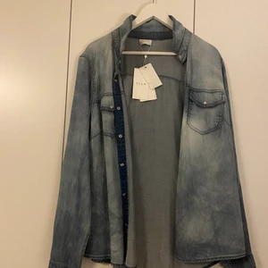 Jeans skjorta  - En super fin jeans skjorta från vila, helt oanvänd med prislappen kvar. Är i storlek 42 men då jag är har storlek 36 i vanliga fall passar den även dig som är mindre. Säljer för 250kr, köparen står för frakten! 🥰🥰