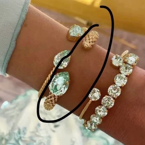 Caroline Svedbom armband - Caroline Svedbom armband!!! I en sällsynt färg som är helt nytt och aldrig använt!! Nypris är 895kr!!! Mitt pris: 500kr!!! ❤️