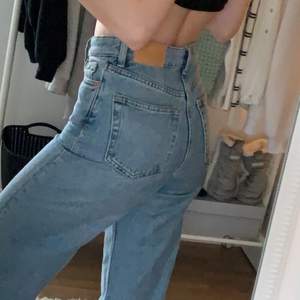 jeans från monki som tyvärr är för små, använt dom max 5 gånger, så de är i nyskick! :) 