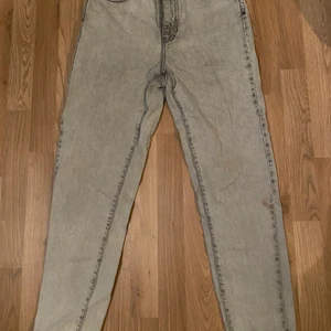 Jeans  - Säljer ett par ljusa jeans ifrån Gina tricot i storlek S, använd fåtal gånger men är i fint skick. 