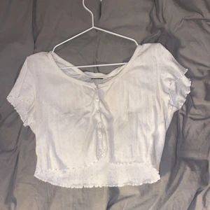 Två par t-shirts  - En vit och en svart croppad t-shirt 