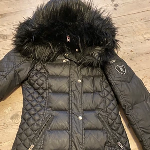 Rock and blue jacka i storlek S  - Svart rock and blue jacka i storlek S. Jackan är i bra skick. Den är väldigt fin och passar till allt och perfekt till vintern. Jackan går över rumpan och håller dig varm. Jackan formar kroppen fint och sitter som en smäck. 