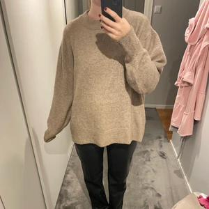 Gosig stickad tröja - Säljer min beige stickade tröja i storlek L från H&M. Tröjan är ganska nopprig så därav det låga priset💗💗💗