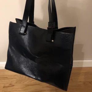 Svart väska - Super snygg marinblå/svart väska ifrån zara! Den är mellan stor men man får plats med super mycket i den💗Köpte för nått år sen och säljer på grund av att den aldrig använts💗skriv om ni har frågor eller vid intresse❤️ 