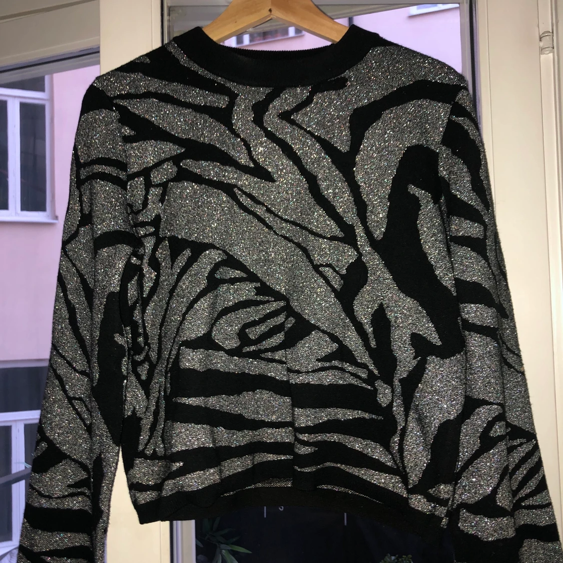 Stickad tröja med coolt mönster.