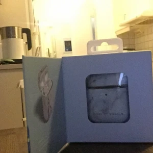 Helt o använda jättebra skal till Toppfo - Hörlurarna är på topp form perfekta hörlurar folk folk som har AirPods skal till