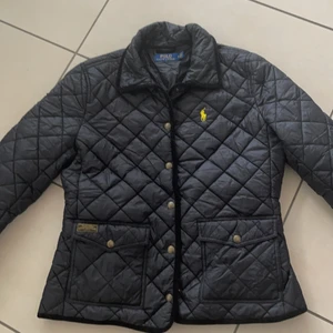 Ralph Lauren jacka M - Köpt på Johnells i Västerås, storlek M, inget dun, nyskick knappt använd