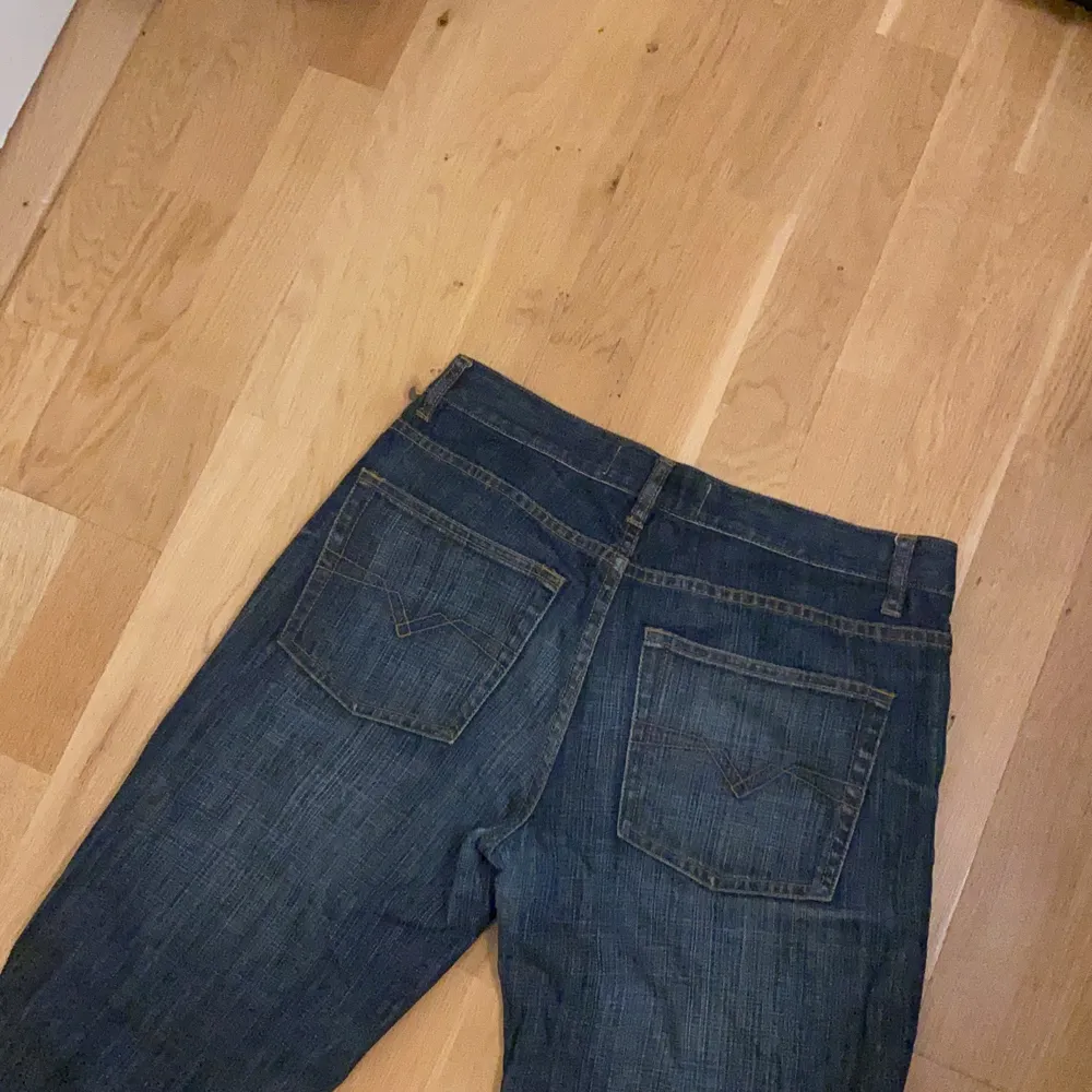 Jeans köpta sh, säljer pga lite för korta för mig som är 1,75. Står storlek W32, L32, passar mig som brukar ha st 38!  Dom är lite utsvängda o bara att skriva om man vill ha fler bilder<3. Jeans & Byxor.