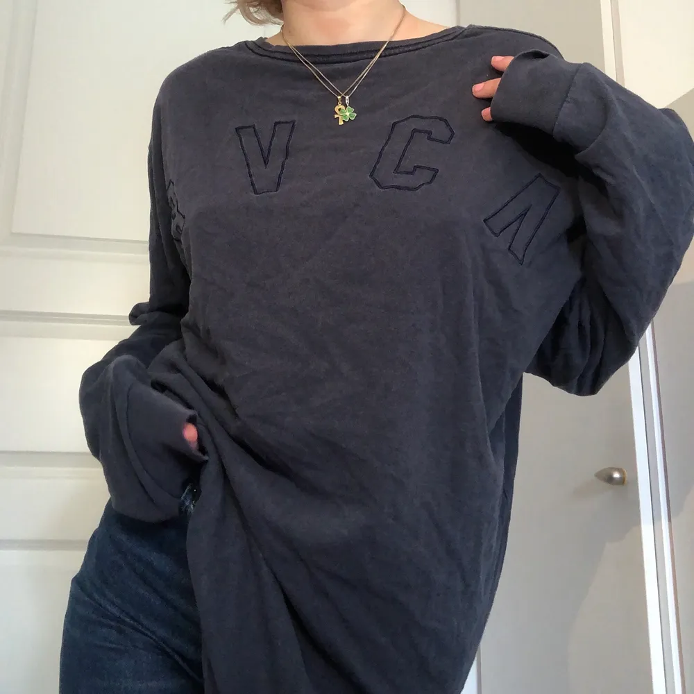 grunge-aktig street-style långärmad tröja, grå/svart med embroidered text, svinsnygg till ett par jeans och en fet mössa🌶 köpt på Urban Outfitters och kom ej till användning, passar i princip alla storlekar:) 💖. T-shirts.