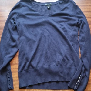 Mörkblå tröja - Tröja storlek s 25 kr. samfraktar vid köp av flera varor för 66 kr 👍💕📦 obs! Först till kvarn på allt jag säljer!