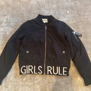 Jacka - Svart bomberjacka från Kappahl med tre olika fickor. Inte så tjockt material som passar bra till våren. Den är i väldigt bra skick och har bara används några få gånger.