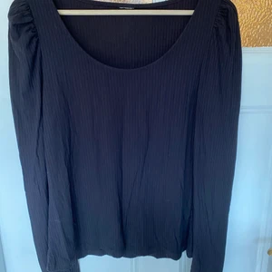 Svart topp långärm puff hm - Svart långärmad ribbad topp med puffärm från hm. Pris inkl frakt 