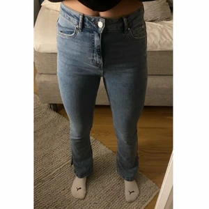 Jeans  - Jag säljer mina jeans med slits från Gina. Använda fåtal gånger och i bra skick💖💖 köparen står för frakten 