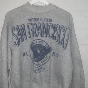 Sweatshirt  - Säljer min snygga sweatshirt från bershka i storlek M. Skulle säga att den mer är som S. Använd ett fåtal gånger. Frakten är exklusive frakt🤍
