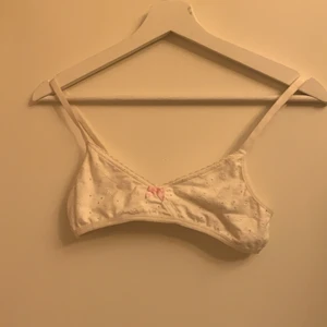 Bralette - Hej säljer den här vita jättegulliga braletten! Den är i nytt skick och väldigt dollete-inspirerad, är i storlek S passar en mindre akupa🤗
