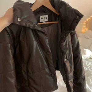 Jacka  - Så snygg höst/vinterjacka från nakd som jag säljer pga har en liknande som jag använder mer. Använd en del förra vintern men den är som ny!! Färgen är mörkbrun och inte svart! Rätt så stor i storleken, nypris: ca 700 BUD: 500 + frakt
