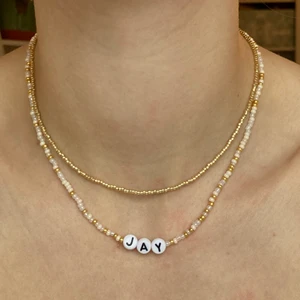 Namnhalsband - 🌟Egengjort jättegulligt custommade namnhalsband. Bestäm namn och färger. Har även färgglade bokstavspärlor. Halsband med obestämd färgplacering kostar 35kr och bestämd färgplacering kostar 45kr. Frakt 13kr