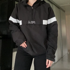 Fila jacka - Säljer en Fila jacka i strl M. Den är lagad i armhålan men det är inget som syns. Kan skicka bild vid intresse! Annars fint skick. Köpare står för frakt💜