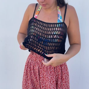 VIRKAD TOPP - Virkad topp, passar perfekt att ha över bikini eller över annan topp. Passar flera storlekar.