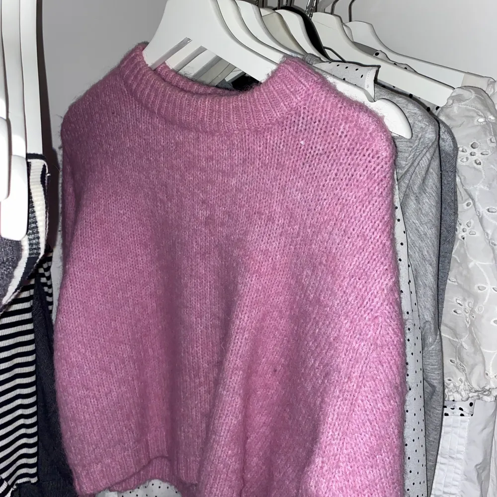 En så fin och söt stickad rosa tröja från zara! Jättefin rosa färg & är knappt använd, så i väldigt bra skick 🎀💕. Stickat.