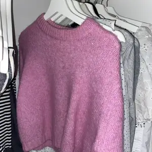 En så fin och söt stickad rosa tröja från zara! Jättefin rosa färg & är knappt använd, så i väldigt bra skick 🎀💕