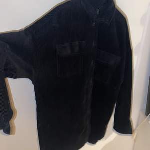 Manchester skjortjacka, mörkblå/svart från MONKI. Storlek XS, sparsamt använd 