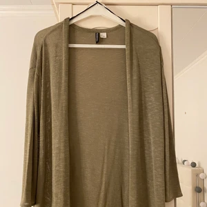 H&M kofta - Enkel, grön H&M kofta, har bara använt den några gånger. 