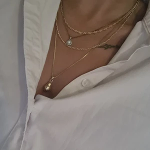 Halsband - 3delat guldfärgat halsband 🥵 (halsbandet med pärlan ingår ej),  använt 2 gånger bara. Köparen står för frakt 💜