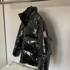 Puffert Jacka - Säljer min fina svarta glansiga puffert jacka från Bohoo. Använt sparsamt några gånger förra vinter.  Ny pris 800kr 