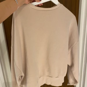 Sweatshirt  - Tröja från nelly i storlek s, säljes då jag inte använder den längre💞