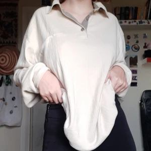 beige farfar tröja - skit gullig oversize beige farfar tröja köpt secondhand för typ 2 år sen!