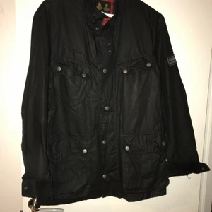 Höst jacka  - En barbour jacka i mycket fint skick till herr! Den är i storlek M. Pris kan diskuteras då jag inte riktigt vet vad jag vill ha för den. 