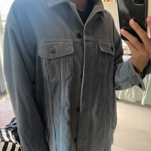 Blåa manschester jacka - Så fin blå jacka från zara. En helt slutsåld modell. Jackan är i toppenskick!