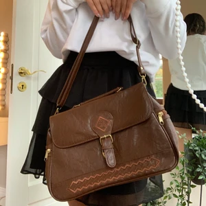 Brun väska - Så fin väska som köptes på en secondhand i sthlm, den kommer dessvärre inte till användning så säljer den här🥰 buda i kommentarerna❤️