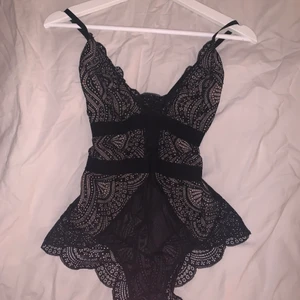 Body - Snygg body i spets, fint skick!