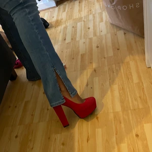 Röda pumps i mockaimitation - Storlek 37. Använda 1 gång. Hämtas i malmö eller fraktas 