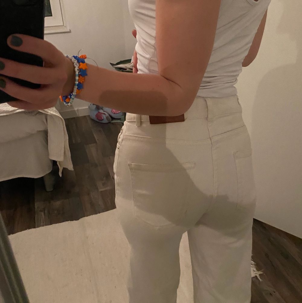 Säljer dessa kräm vita straight jeans från Wera. Dom har inga fläckar och sitter mid waist. Personen på bilden är 157 och är långa på henne.. Jeans & Byxor.