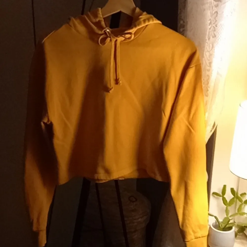 Orange/gul hoodie i storlek S. Lite kortare i modellen. . Hoodies.