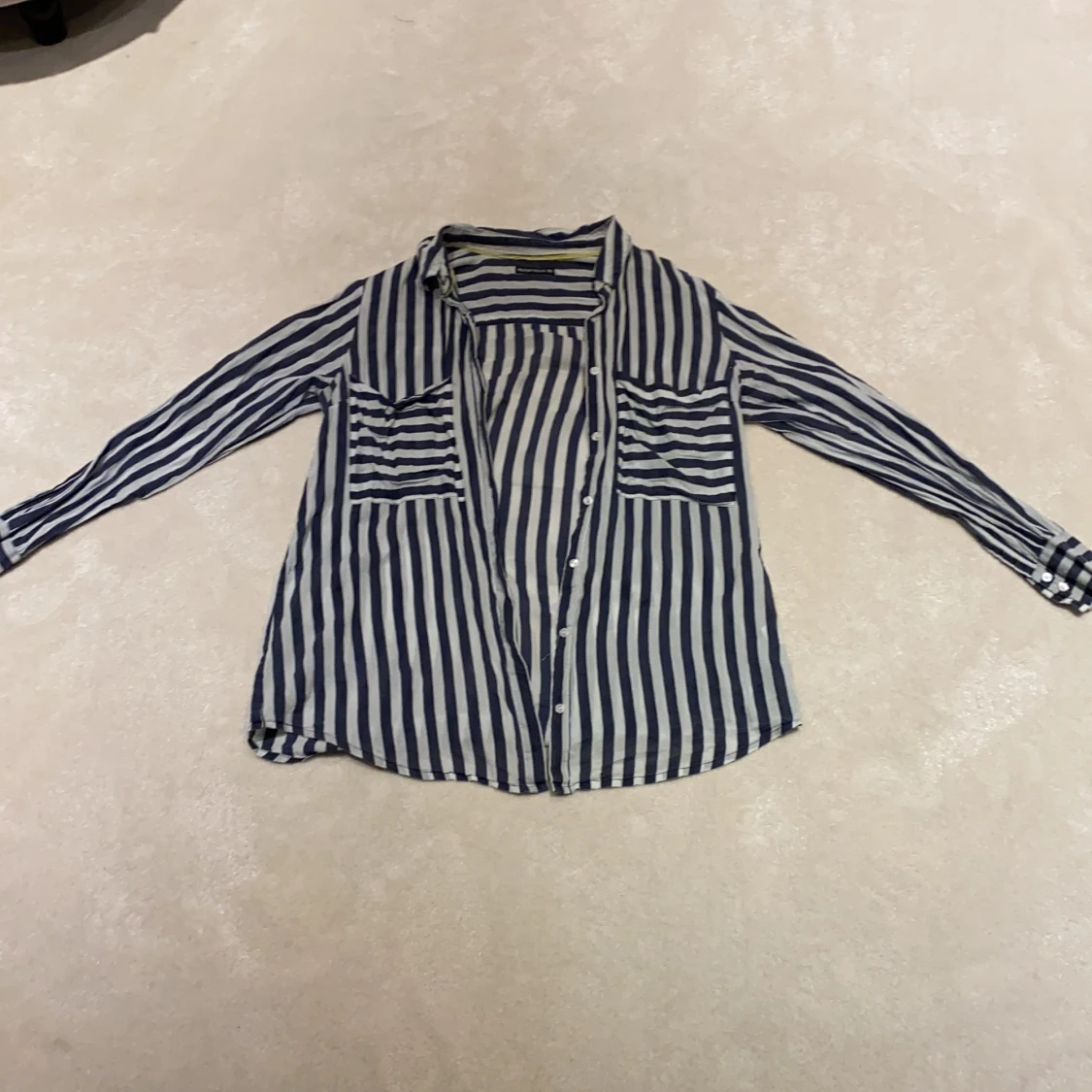 Vit och blå skjorta.