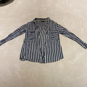 Vit och blå skjorta. - En vit och blå skjorta med fina vita knappar.