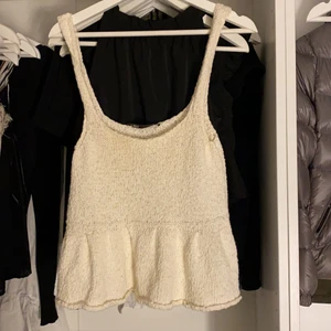 Stickat linne - Såååå gulligt linne från zara men används inte längre ❤️ storlek M men passar xs-M❤️