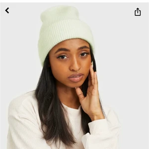 SAMSÖE SAMSÖE nor hat - Färgen heter Fog och är superfin ljusgrön/ljus piggelin färg 🧡 köpte den i vintras och har använt den kanske 3 gånger totalt. Säljer pga tröttnat på färgen tyvärr :( i kanonbra skick!